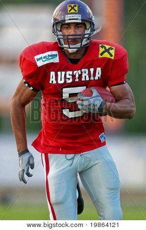 WOLFSBERG, AUSTRIA - 18 sierpnia American Football B-WE: WR Timothee Bach (#5, Austria) i jego zespół b