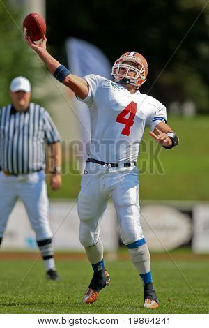 WOLFSBERG, AUSTRIA - 18 agosto American Football B-CE: QB Libor Navratil (#4, Ceca) e il suo team
