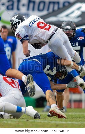 WOLFSBERG, AUSTRIA - 22 agosto: American Football B-CE: RB Stanislay (#9, Ceca) e la sua squadra battere 