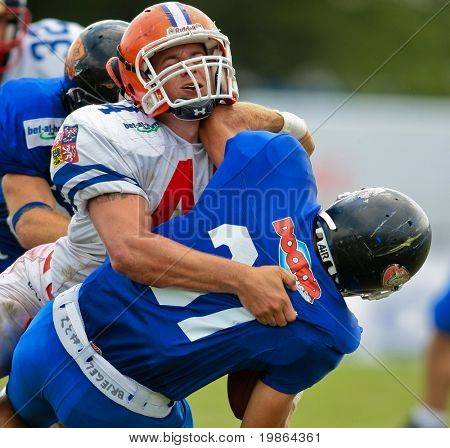 WOLFSBERG, AUSTRIA - 22 agosto American Football B-CE: LB Jan Simanek (#44, Ceca) e la sua squadra battere