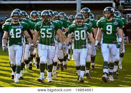 KORNEUBURG, Rakousko - 17. dubna: OL Karim Abd an Rehem (Dragons #55), WR Manuel Dallinger (Dragons #80