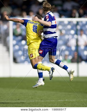 LONDON, UK AUGUST 2, Gareth Ainsworth und Mirco Gasparetto Sprung nach dem Ball in der Vorsaison Freund
