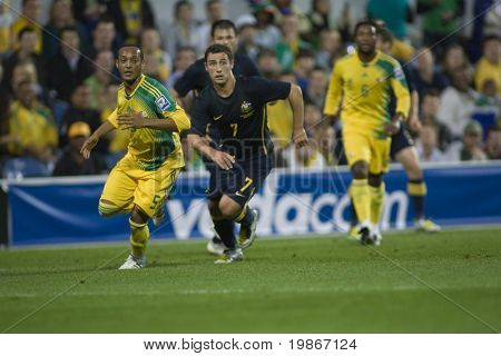Londýn, UK 19. srpna, Scott McDonald a Nasief Morris honit míč hraje v mezinárodní foo