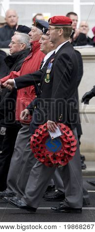 WHITEHALL, Londres - vétéran de la Police militaire royale de la 8:A NOV marches avec sa couronne de