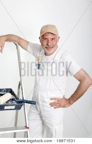 Pittore professionista in piedi su sfondo bianco