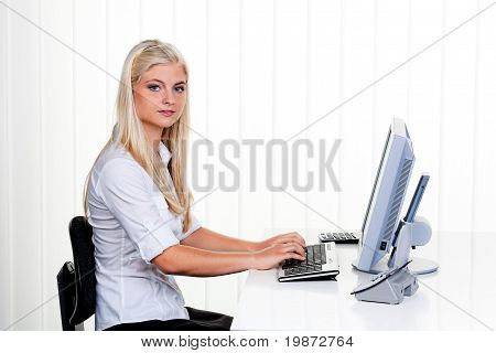 Frau mit Computer im Büro
