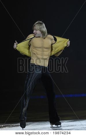 YEREVAN, ARMENIA - 27 dic: Evgeni Plushenko in Yerevan Sport e sala da concerto dopo Karen Demirchyan