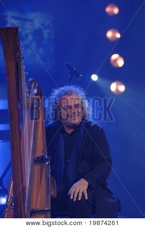 YEREVAN - NOVEMBER 11.: Andreas Vollenweider Krisztián Gasparyan 80years ünnepe este folyamán. nem
