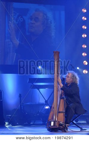 YEREVAN - NOVEMBER 11.: Andreas Vollenweider Krisztián Gasparyan 80years ünnepe este folyamán. nem