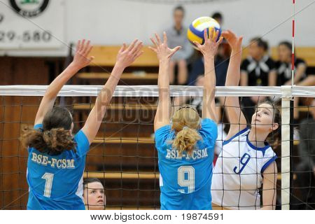 KAPOSVAR, Ungarn - März 1: Rebeka Rak schlägt den Ball in der ungarischen Extraliga Frau volleyb