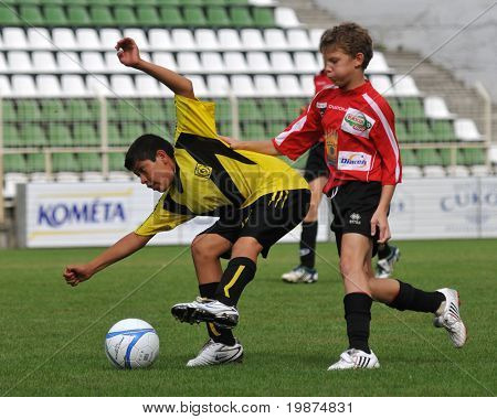 KAPOSVAR, Ungarn - Juli 24: Unidentified Spieler in Aktion bei der V. Youth Football Festival unter 