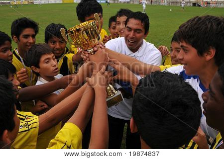 KAPOSVAR, Ungarn - Juli 24: Die Gewinner-peruanische-Spieler feiern am V. Youth Football Festival Und