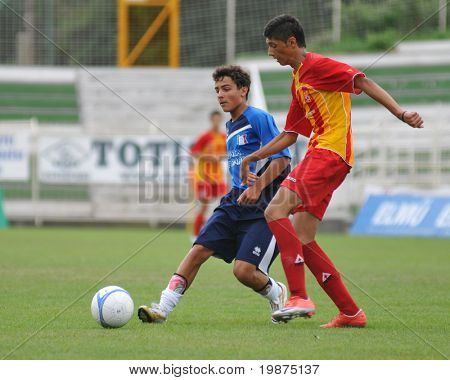 KAPOSVAR, Ungheria - 25 luglio: I giocatori non identificati in azione presso la V. Youth Football Festival sotto 