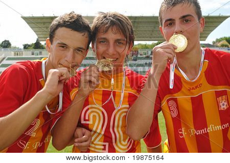 KAPOSVAR, Ungheria - 25 luglio: Bucuresti giocatori mostrano loro medaglie presso il V. Youth Football Festival U