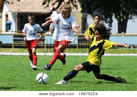 KAPOSVÁR, Maďarsko - 20. července: Neidentifikovaný hráče v herně V. Youth Football Festival pod 