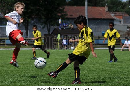 KAPOSVÁR, Maďarsko - 20. července: Neidentifikovaný hráče v herně V. Youth Football Festival pod 