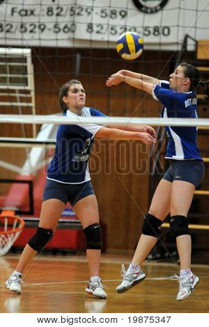 KAPOSVAR, Ungarn - februar 7: Gabriella Kondor (L) og Zsuzsanna Czmerk modtager bolden i H