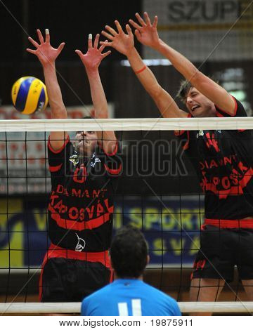 KAPOSVAR, Ungarn - 19 SEPTEMBER: Laszczik (L) og Csoma blokerer bolden i et FHB International Vol
