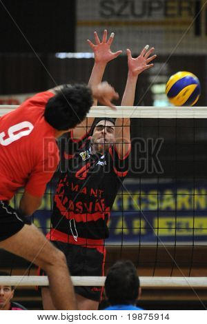 KAPOSVAR ฮังการี - 19 กันยายน: Ivan Laszczik บล็อกลูกบอลที่มี C วอลเลย์บอลนานาชาติ FHB
