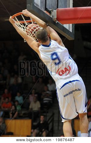 KAPOSVAR, Ungarn - 10 oktober: David Vojvoda i aktion på ungarske mesterskab basketbal