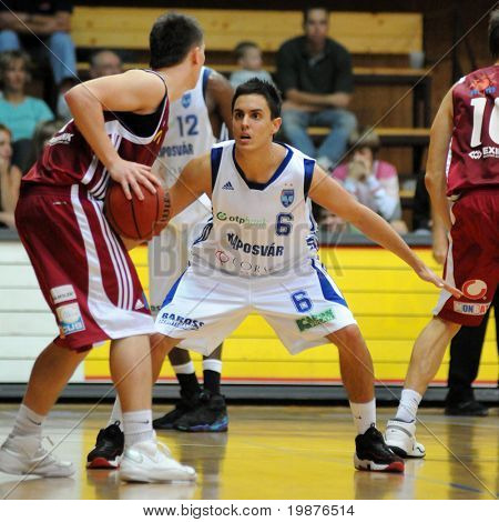 KAPOSVAR, Ungarn - 10 oktober: Kornel kys i aktion på ungarske mesterskab basketball 