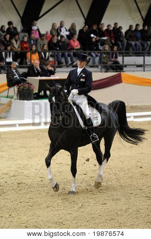 KAPOSVAR, Hungría - 11 de octubre: Erika Szeicz y su caballo (diamante) en acción en el mundo de la doma