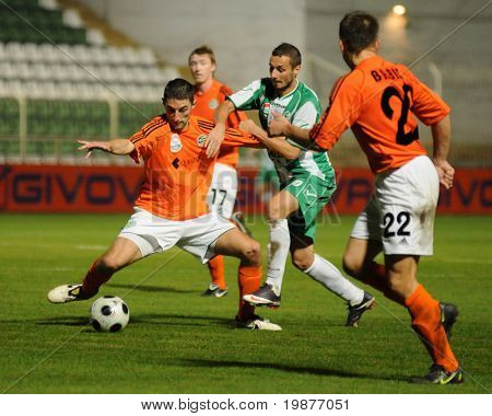 KAPOSVAR, Hongarije - 28 oktober: Unidentified spelers in actie op een Hongaarse nationale Cup voetbal ga