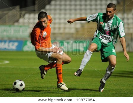 KAPOSVAR, Hongarije - 28 oktober: Unidentified spelers in actie op een Hongaarse nationale Cup voetbal ga