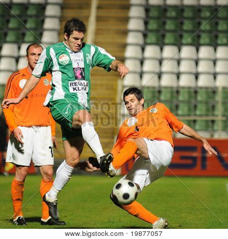 KAPOSVAR, Hongarije - 28 oktober: Boris Gujic (in groen) in actie op een Hongaarse nationale Cup voetbal 