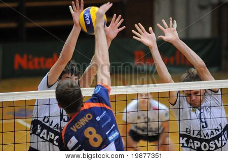 KAPOSVAR ฮังการี - 6 พฤศจิกายน: Venno (8) นัดลูกที่ ga เป็นวอลเล่ย์บอลลีกยุโรปกลาง
