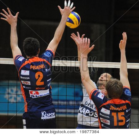KAPOSVAR ฮังการี - 6 พฤศจิกายน: Pajenk (2), Kantor และ Jakopin (15) ในการดำเนินการที่เป็น L ยุโรปกลาง