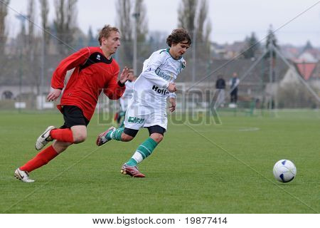 KAPOSVAR, Ungarn - NOVEMBER 7: Unidentified Fußballer in Aktion bei der ungarischen nationalen Cham