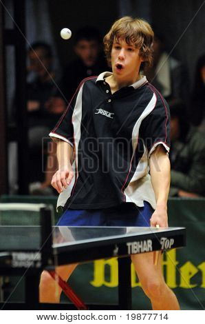 KAPOSVAR, Hongarije - 21 NOVEMBER: Aron Szakaly in actie op Hongaarse National Championship tabel tien