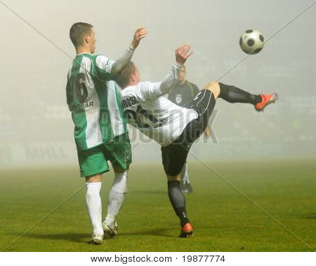 KAPOSVÁR, Hungria - 22 de novembro: Gruz (L) e Orosz (R) em ação em um Championsh Nacional Húngaro