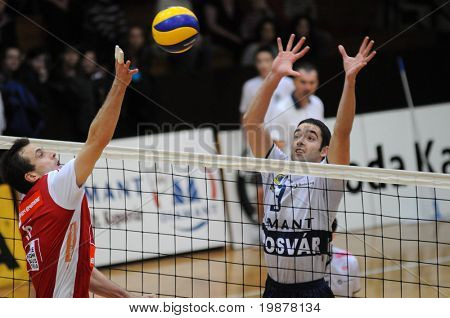 KAPOSVAR ฮังการี - 8 ธันวาคม: Jozsef Nagy (3) บล็อกลูกบอลในเกมวอลเลย์บอลฟุตบอล CEV Kaposva