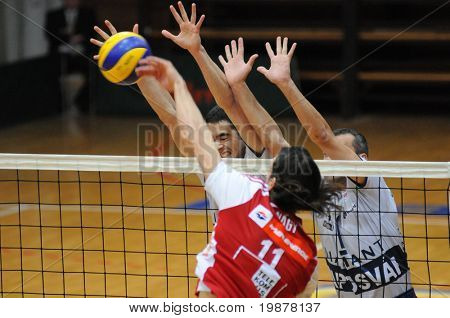 KAPOSVAR ฮังการี - 8 ธันวาคม: ปีเตอร์ Nagy (เป็นสีแดง) นัดลูกในถ้วย CEV เกมวอลเลย์บอล Ka