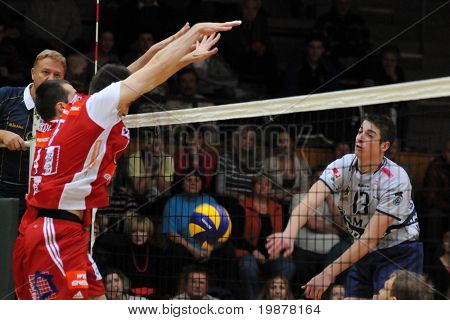 KAPOSVÁR, Maďarsko - 8. prosince: Neidentifikovaný hráči v akci v CEV Cupu volejbalový zápas Kaposvár