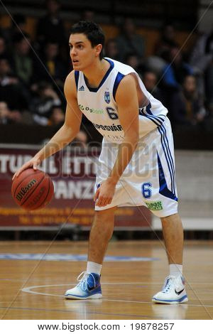 KAPOSVÁR, Maďarsko - 17. prosince: Kornel Kiss v akci na Maďarské národní pohár basketbal