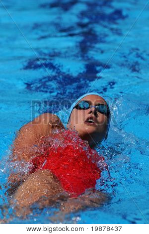 KAPOSVÁR, Węgry - 19 czerwca: Zsuzsanna Jakabos pływa w węgierskiej mistrzostwa kraju na 1 czerwca