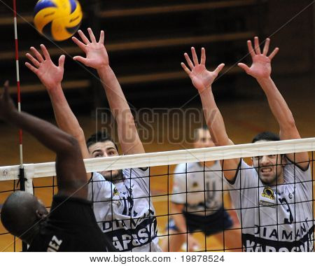 KAPOSVAR ฮังการี - 5 มกราคม: Skoric (12) และ (3) Nagy บล็อกลูกบอลที่เป็น volleybal คัพ