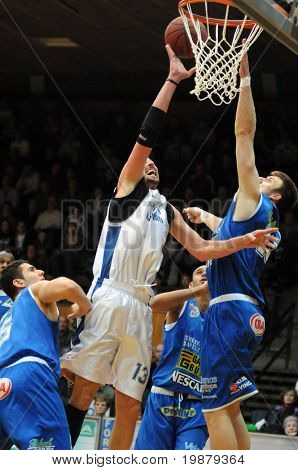 カポシュワール、ハンガリー - 2 月 12 日： 不明選手アクションされたハンガリー Champonship のバスケット ボールで