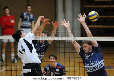 KAPOSVAR, Macaristan - Şubat 9:Balazs Bagics (L) grev topu bir Macar ulusal Championsh