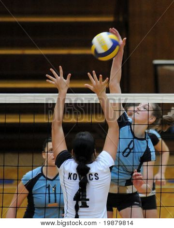 KAPOSVAR, Hungría - 17 de febrero: Timea Kondor (8) pulsa la bola en el húngaro NB I. Liga woma