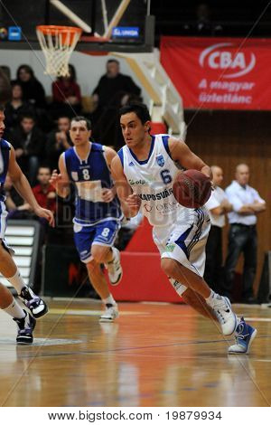Jönköpings Södra, Ungern - 20 februari: Kornel Kiss (R) i aktion på ungerska Champonship basketmatch K