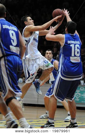 Jönköpings Södra, Ungern - 20 februari: Kornel Kiss (C) i aktion på ungerska Champonship basketmatch K