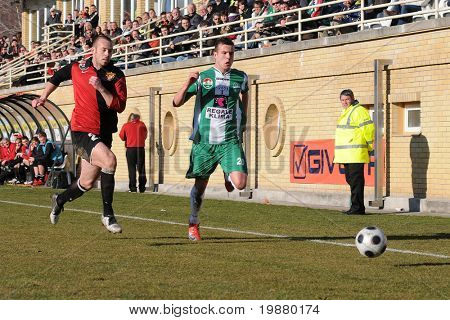 KAPOSVAR, Ungarn - 27. februar: Takacs (L) og Farkas (C) i aktion på en ungarske nationale Champio