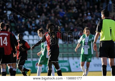 KAPOSVAR, Ungheria - 27 febbraio: Dieng Cheikh Abass (C) in azione a un Championsh nazionale ungherese