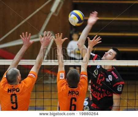 KAPOSVAR, Ungheria - 1 marzo: Vojislav Skoric (R) colpisce la palla a un Championsh nazionale ungherese