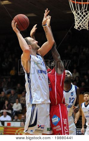 KAPOSVAR, Ungarn - 3. marts: Gergely David (L) i aktion på en Hugarian Champonship basketball spil K