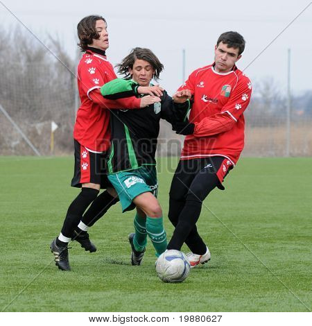 KAPOSVAR, Hungría - 7 de marzo: Campeonato Nacional Húngaro Kornel Kulcsar (C) en acción en una tercera clase